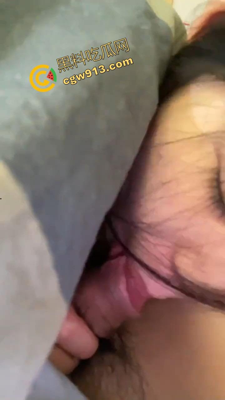 湖南师大校花级大四女生【李梦瑶】吻起来小心翼翼，床上却变身鸡巴爱好者，口活堪称神技！-9