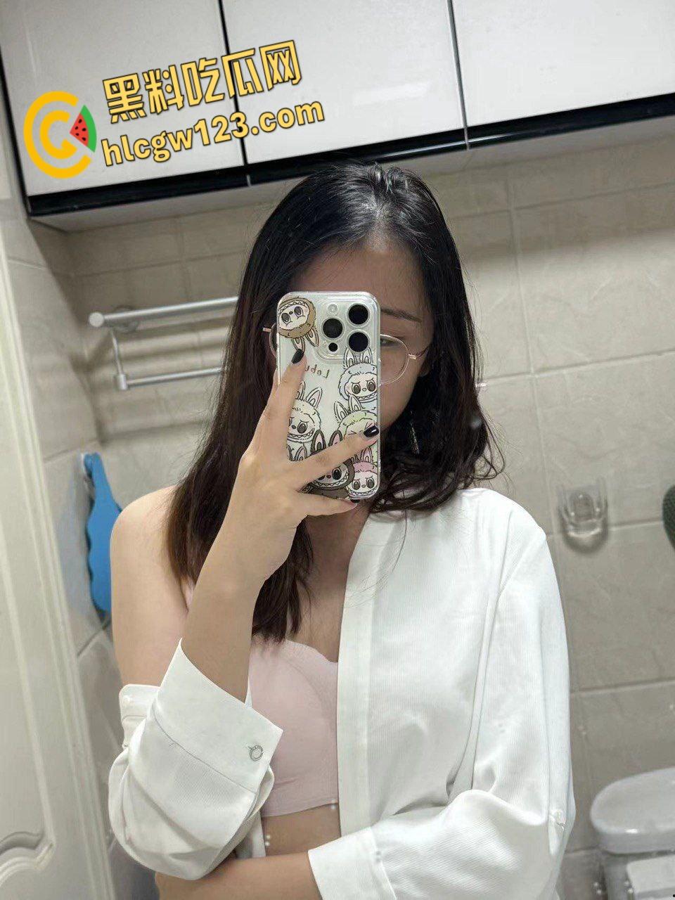 反差眼镜妹【边紫薇】饥渴邀约，粉嫩骚逼清晰可见 , 软萌娇喘让人忍不住来一发 !-1