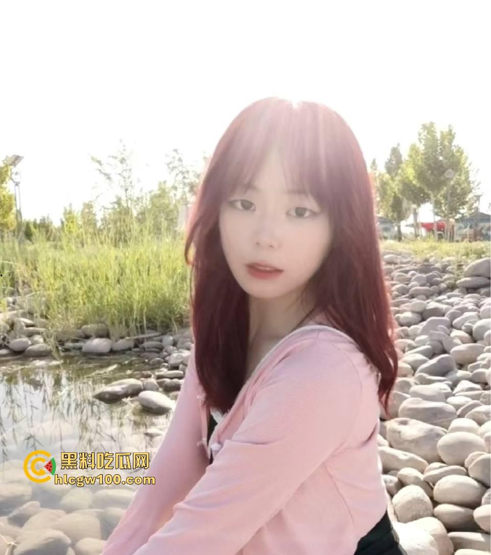 石河子职业技术学院大一【张家欣】炸了，清纯外表掩盖性瘾本质，自慰福利视频给网友看，坦言多人操才爽！-3