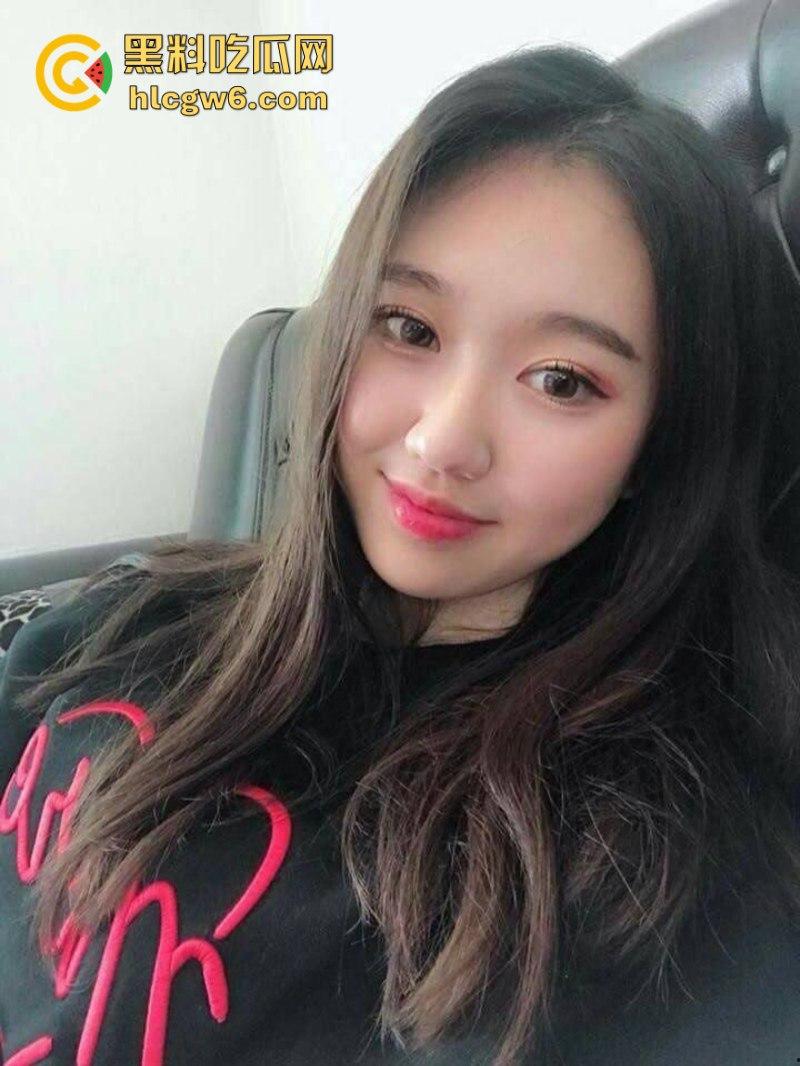 极品美乳妹子【邹雯】不雅自拍视频被渣男炫耀泄密 揉胸抠B自慰十分刺激！-3