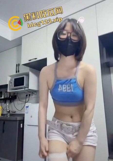 抖音Ashley微博寸言女王大尺度反差裸舞视频流出!粉嫩奶头加上嫩穴,勾得人想舔两口!-15