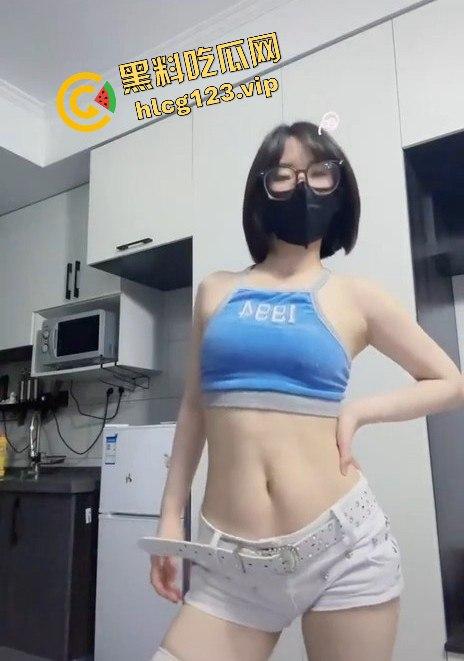 抖音Ashley微博寸言女王大尺度反差裸舞视频流出!粉嫩奶头加上嫩穴,勾得人想舔两口!-17