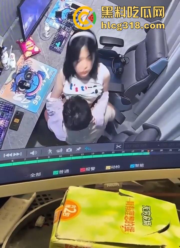 GO学长网吧包间大战微胖瓦学妹!放纵肉欲上位坐屌,粉嫩乳头清晰可见,瓦学弟们好好学学!-9