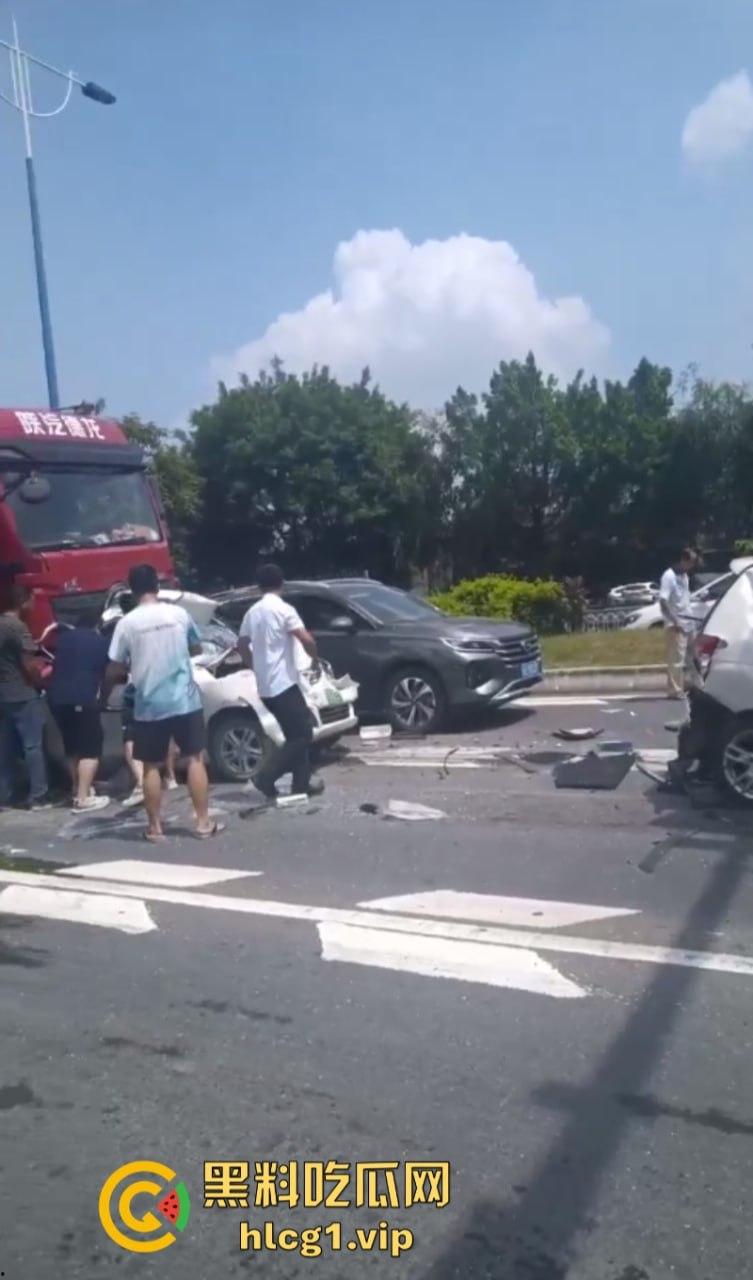 突发！广州番禺发生多车相撞事故 现场画面流出 让人非常震撼…-3