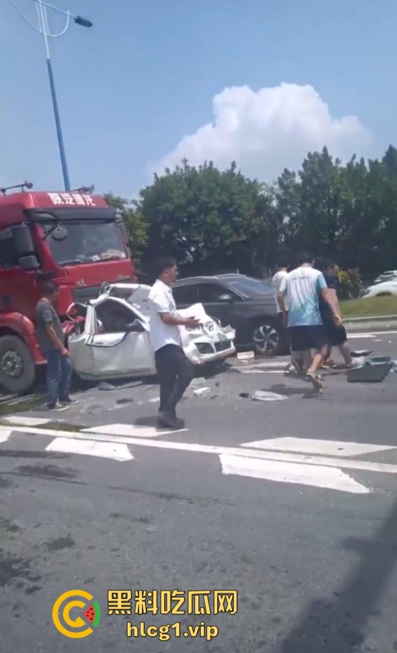 突发！广州番禺发生多车相撞事故 现场画面流出 让人非常震撼…-8