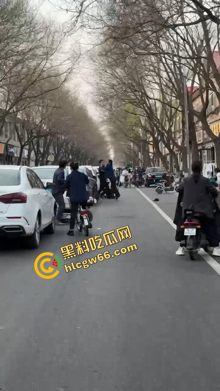 郑州人神共愤事件，当兵16年白练了，回家不是孝敬父母，是为个丑小三把爹妈打进医院！-5