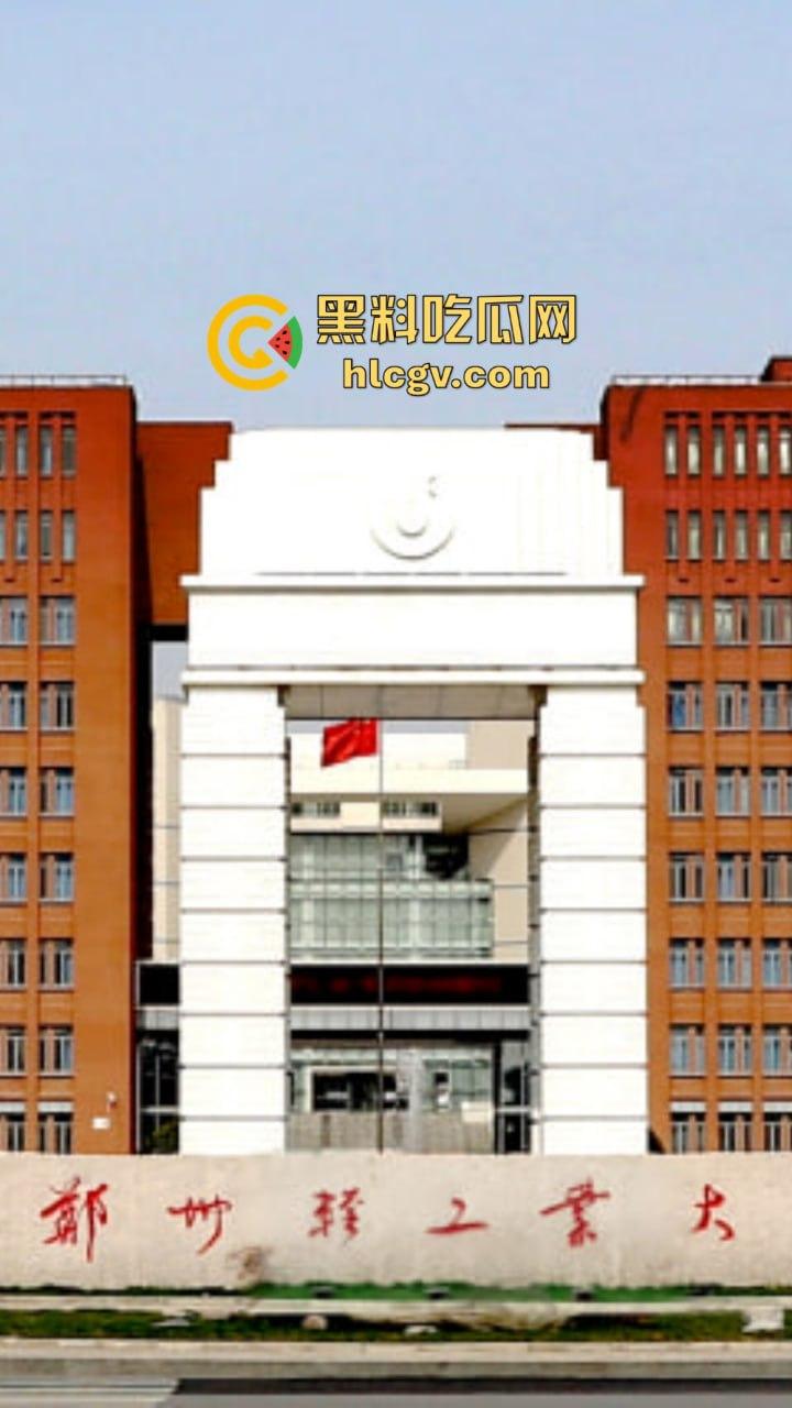 郑州轻工业大学猛料！图书馆里学生妹公然给男友打飞机，偷情现场被偷拍流出！-1