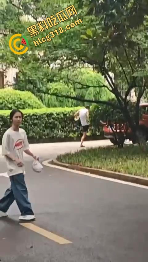 长沙某大学惊魂日，一男子持刀伤人砸车，甚至都惊动特警出警，这到底是恩怨还是精神病 ？-6