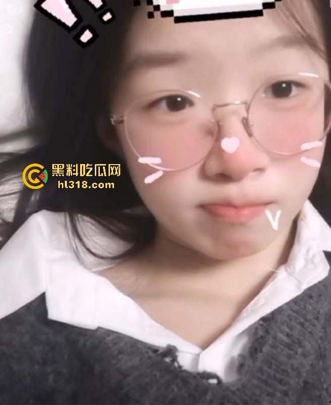 浙江台州眼镜女神江雯婷自慰视频疯传！摸奶抠逼诱惑隔壁老大爷，这奶看着一股清纯味！-2