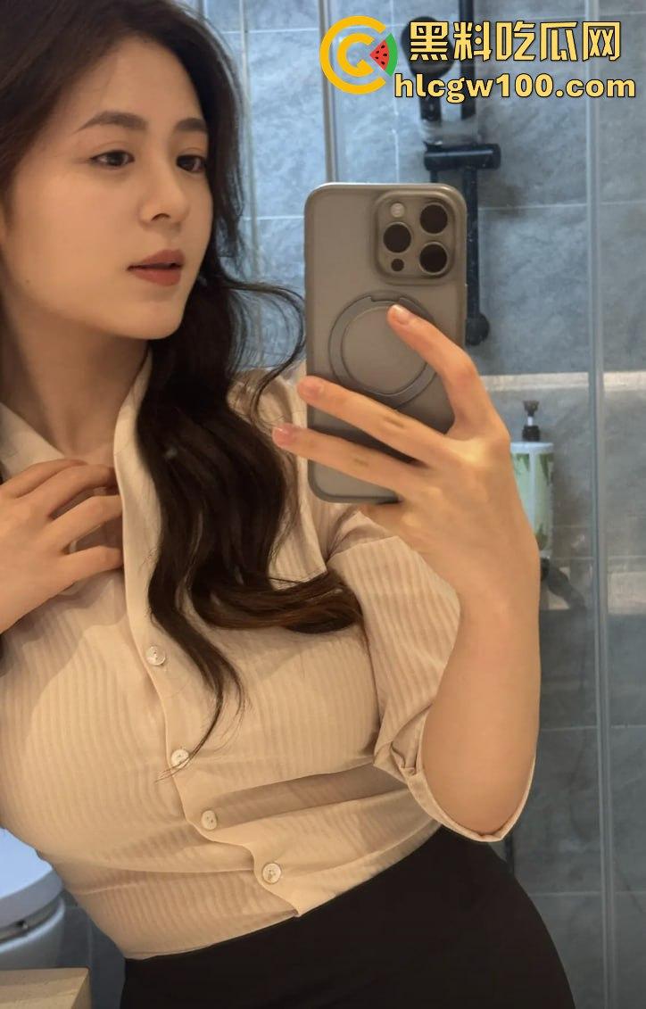 抖音擦边女神『小黄鱼』凭骚气出圈，直播思路清晰擦边到位，粉丝边掏钱包边咨询医美，钱包空了还得了！-14