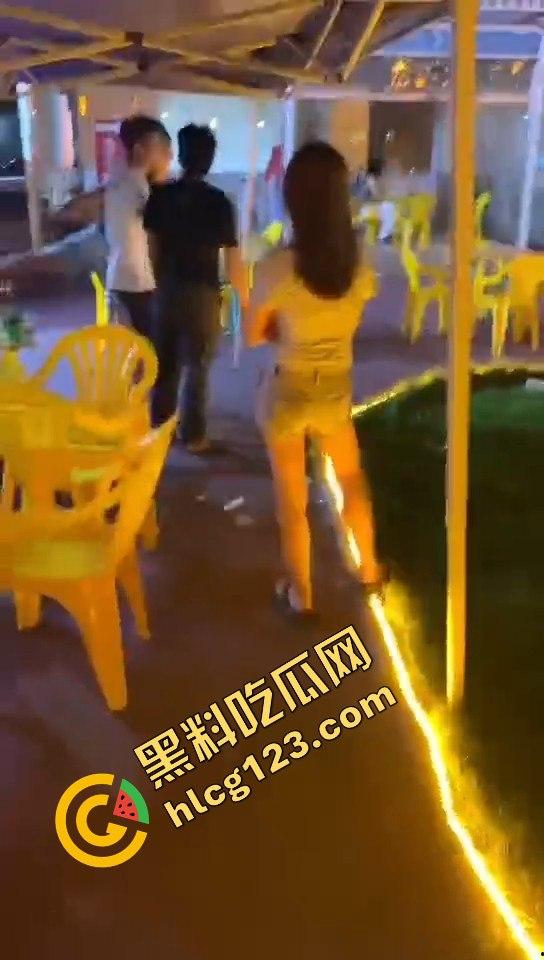 又菜又爱装！厦门夜市惨案：带妹口嗨被暴揍，健身男一脚踹飞小妹，烟头直接灭头上！-4