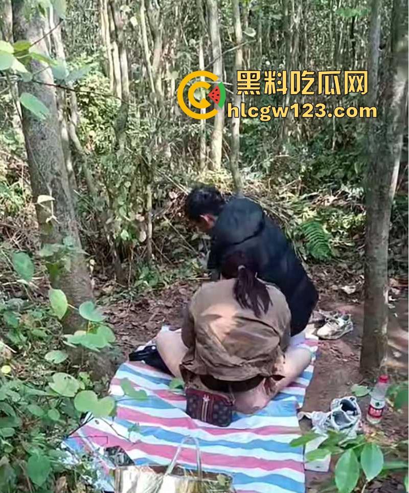 大爷大娘野战偷情干的正激烈 瓜友竟在旁边扰人好事怼脸拍摄 气的大爷大骂傻B差点吓阳痿！-1