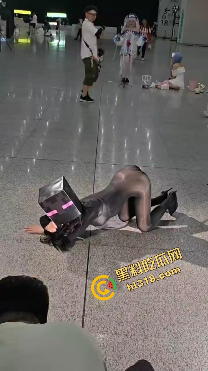 coser比比谁骚，成都夜场漫展集体裆走光，连体丝袜裹逼，内裤全外穿，宅男手机拍到爆存储！-10