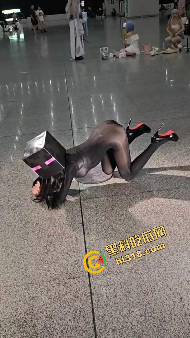 coser比比谁骚，成都夜场漫展集体裆走光，连体丝袜裹逼，内裤全外穿，宅男手机拍到爆存储！-11