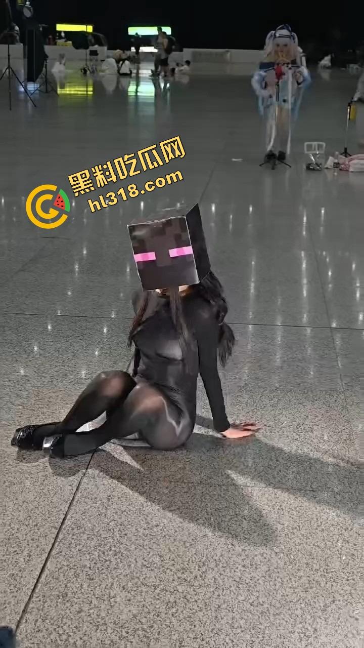 coser比比谁骚，成都夜场漫展集体裆走光，连体丝袜裹逼，内裤全外穿，宅男手机拍到爆存储！-13