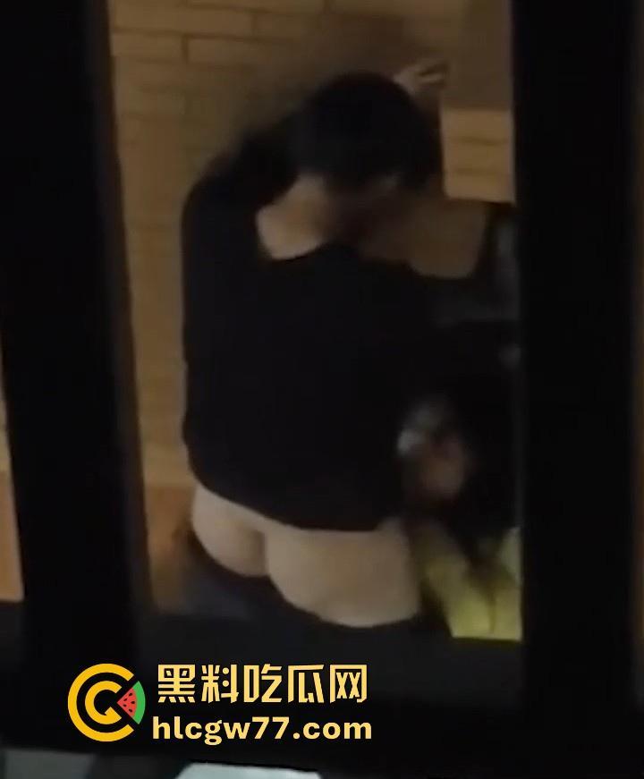 广西建设职业技术学院情侣校园野战被拍 小女友主动蹲地口 大学生真的是太会玩了！-5