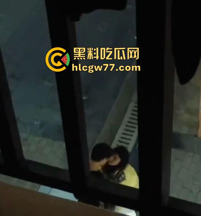 广西建设职业技术学院情侣校园野战被拍 小女友主动蹲地口 大学生真的是太会玩了！-6