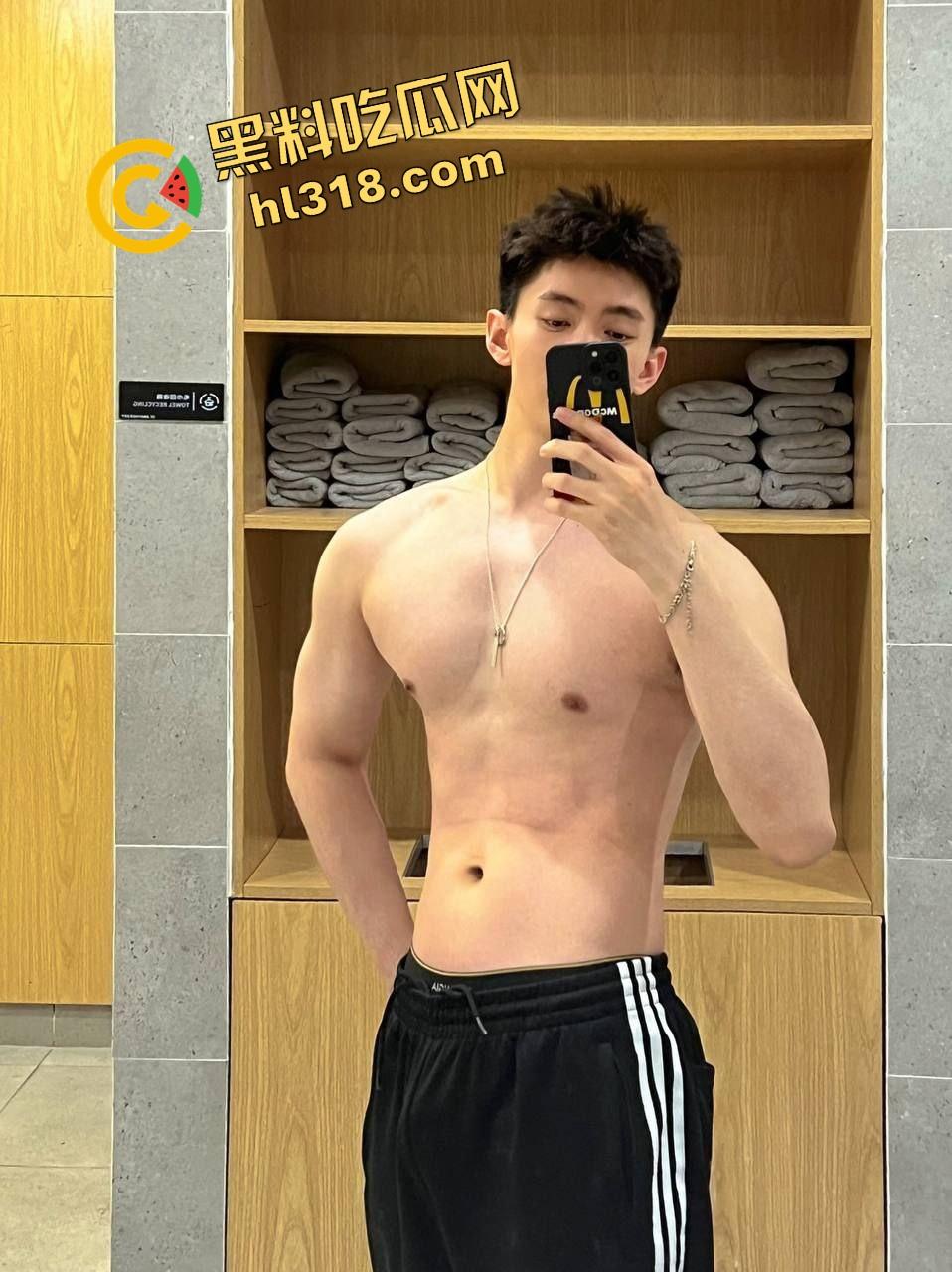 别只会看抖音直播，40W粉健身网红『小葛』爆操女粉，鸡巴一亮生吃大帅屌，谁还在乎套子这种废物？-8