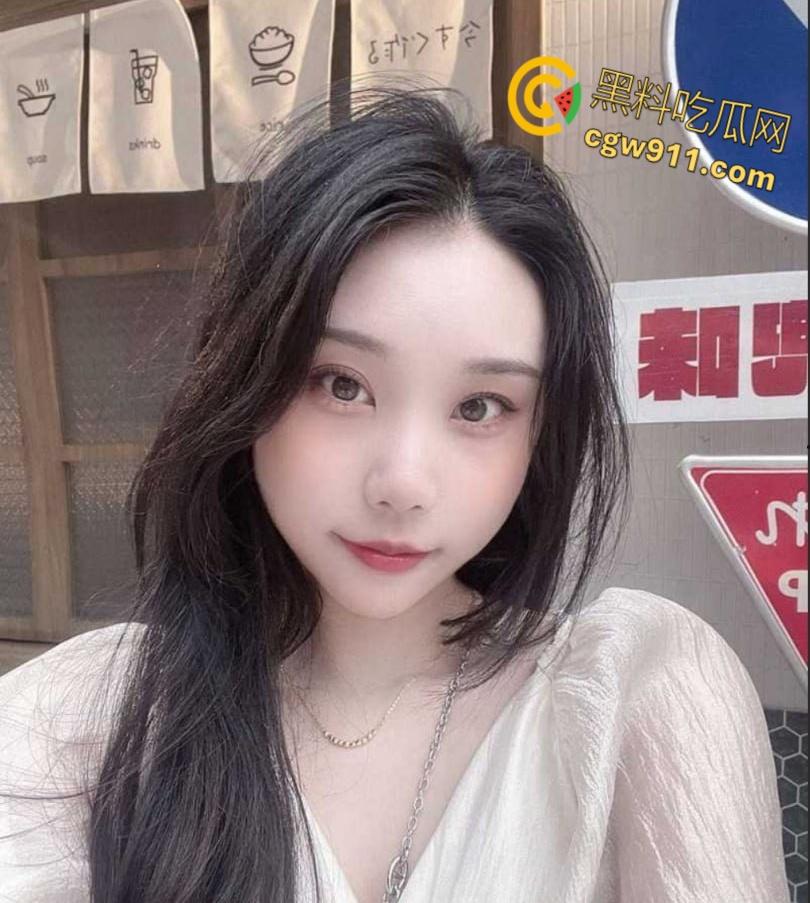 浙江舟山新婚人妻【胡娜】,少妇口活就是好,床上各种姿势深喉口交,穿着开档丝袜被暴力抽插骚穴!-1