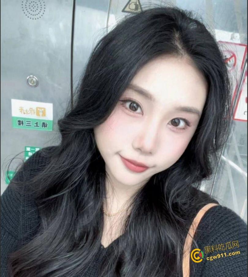 浙江舟山新婚人妻【胡娜】,少妇口活就是好,床上各种姿势深喉口交,穿着开档丝袜被暴力抽插骚穴!-2