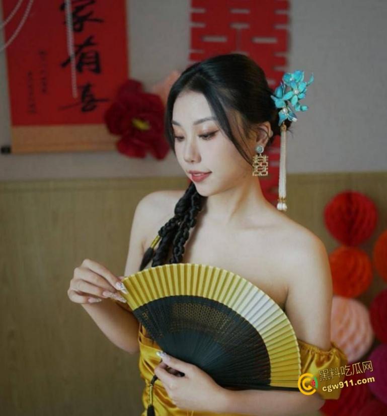 浙江舟山新婚人妻【胡娜】,少妇口活就是好,床上各种姿势深喉口交,穿着开档丝袜被暴力抽插骚穴!-4