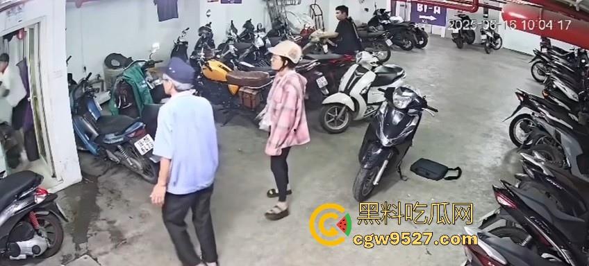 越南停车场一纹身男挑衅一女生，没想到的是女生是练MMA，纹身男被暴揍倒地不起，这哥们可真是踢到钢板了！-5