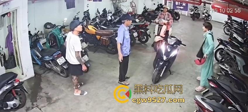越南停车场一纹身男挑衅一女生，没想到的是女生是练MMA，纹身男被暴揍倒地不起，这哥们可真是踢到钢板了！-8