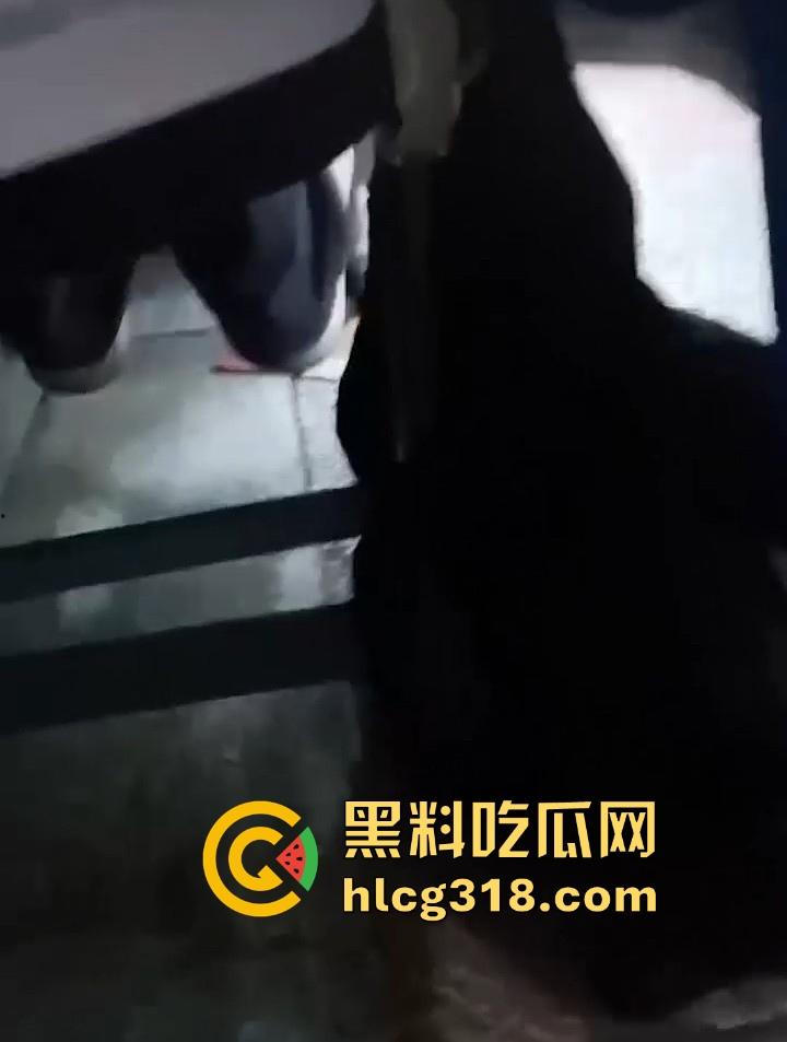 课堂变战场!老师前面讲课 男同学狂扣前排女生小穴 整个手指都沾满淫水 玩的十分刺激!-3