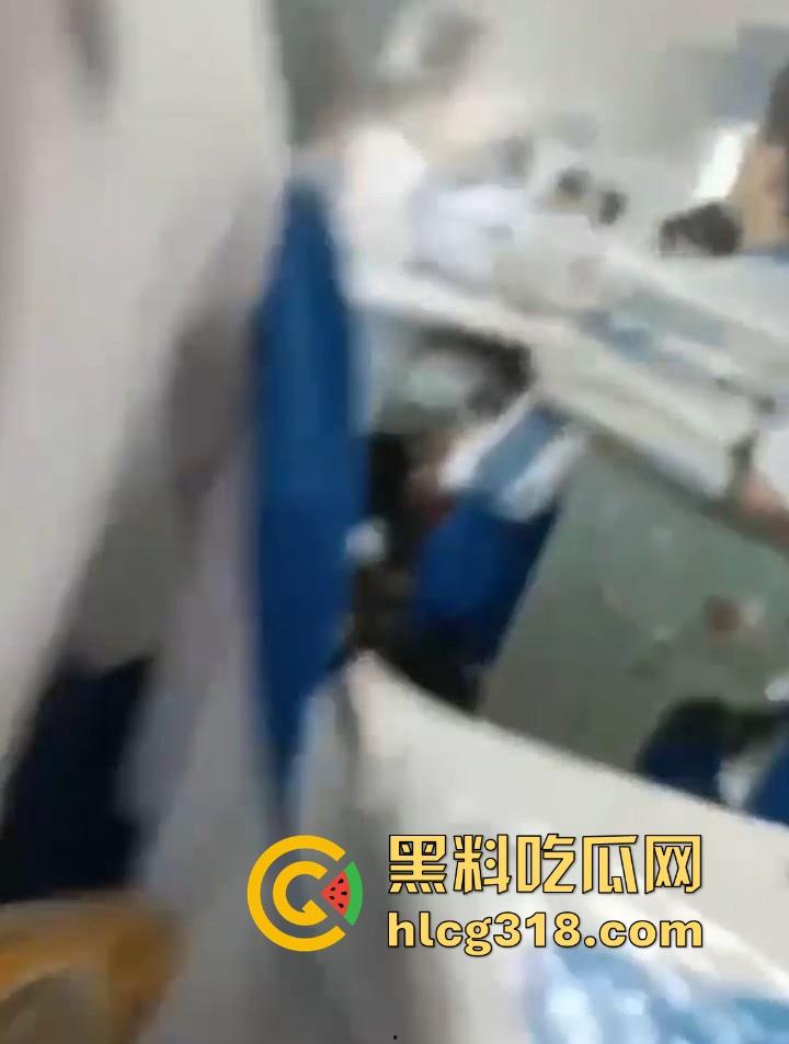 课堂变战场!老师前面讲课 男同学狂扣前排女生小穴 整个手指都沾满淫水 玩的十分刺激!-4