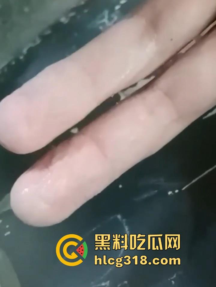 课堂变战场!老师前面讲课 男同学狂扣前排女生小穴 整个手指都沾满淫水 玩的十分刺激!-5