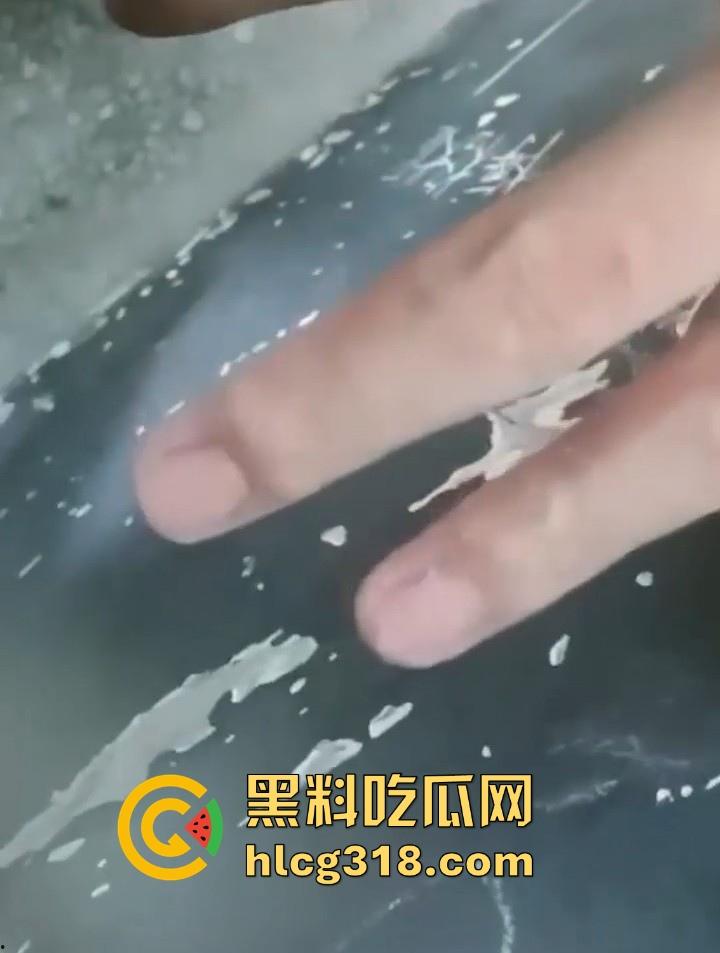 课堂变战场!老师前面讲课 男同学狂扣前排女生小穴 整个手指都沾满淫水 玩的十分刺激!-6