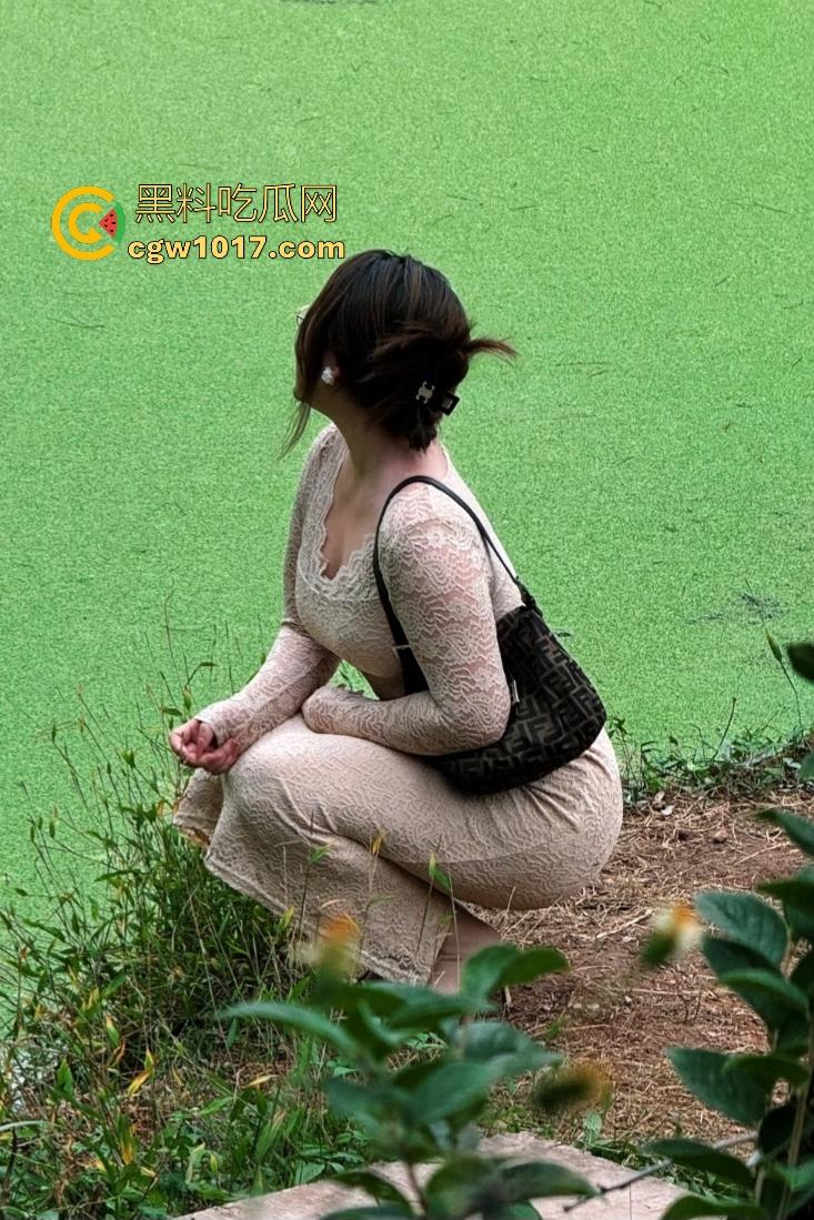 国产重口扩张熟女【依然】，普通假屌满足不了骚B，摸湿润后可口可乐猛塞子宫，小瓶可乐轻松拿下！-5