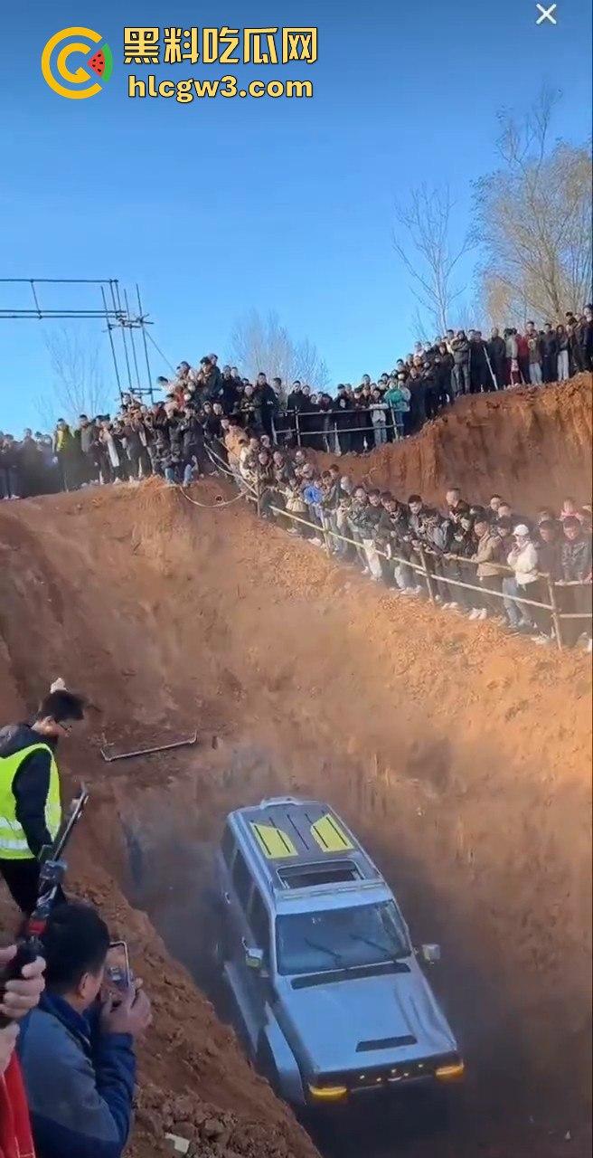 山西晋城越野翻车名场面！女子开着坦克300狂装逼，跳舞得瑟不过瘾，下一秒翻车卡得爬不出来！-2