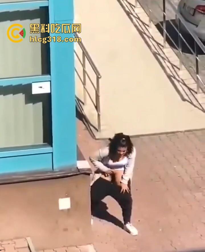 欧美大洋妞街上在线抠逼，不明原因的阴道瘙痒，眼看四下无人脱掉裤子自行止痒！-4