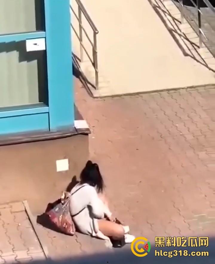 欧美大洋妞街上在线抠逼，不明原因的阴道瘙痒，眼看四下无人脱掉裤子自行止痒！-7