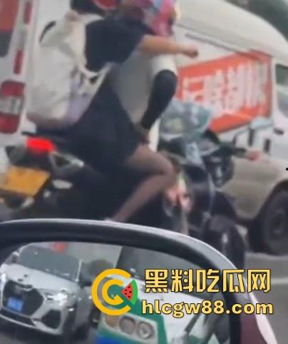 开车不扣逼 抠逼不开车 更何况还是摩托车！鲁BWG008车主你被偷拍了 黑丝骚逼扣起来带劲吗？-3