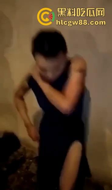 兄弟泰国嫖娼2000元找了个极品美女，关灯大战半天插不进去，一开灯直接裂开，竟是个带把的人妖！-10