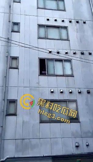 公共场所疯狂自慰，胆量堪比超级英雄，这样的行为真敢看！-2