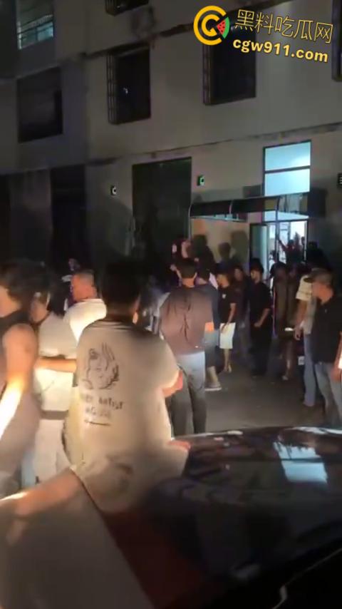 柬埔寨西港中国城凯博园区,印度人和巴基斯坦人聚众闹事,甚至出现打砸行为,惊动警察宪兵出动进行制止。-1