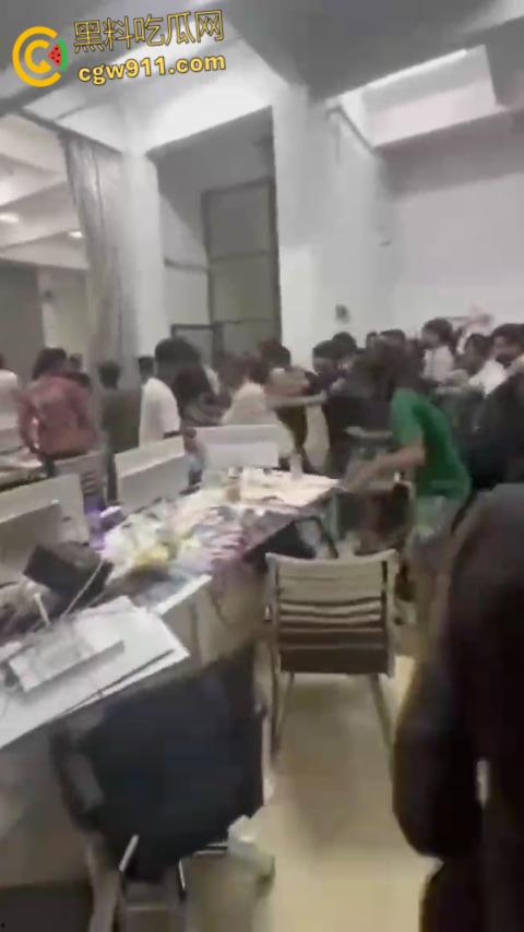 柬埔寨西港中国城凯博园区,印度人和巴基斯坦人聚众闹事,甚至出现打砸行为,惊动警察宪兵出动进行制止。-2