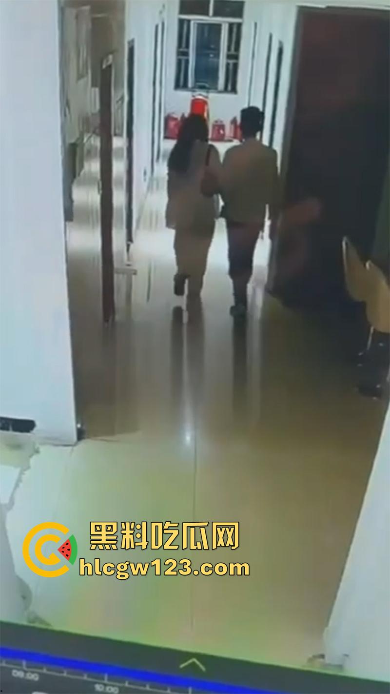 监控实拍捉奸现场,小伙约炮少妇酒店开房,还没进屋就被大哥当场逮住,一脚飞踢直接跑路!-1