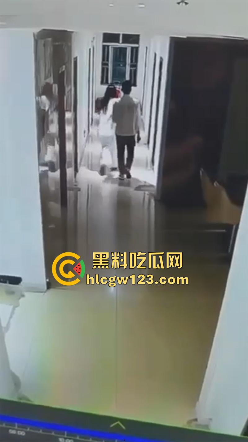 监控实拍捉奸现场,小伙约炮少妇酒店开房,还没进屋就被大哥当场逮住,一脚飞踢直接跑路!-2