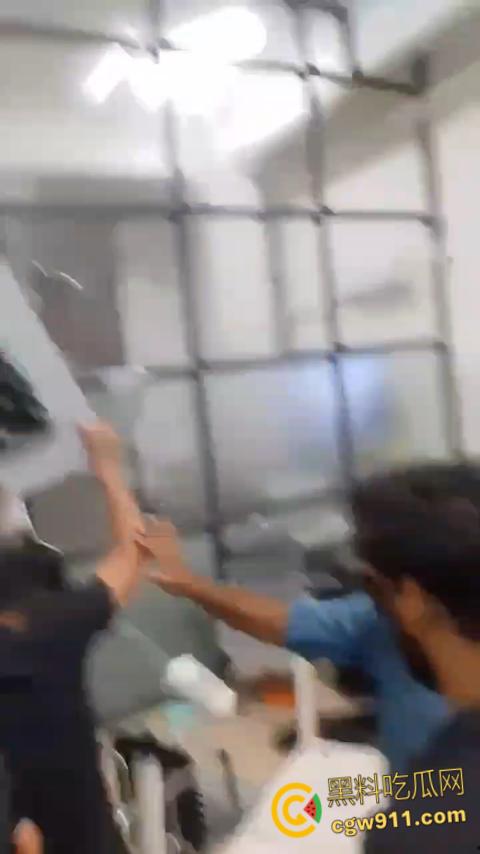 柬埔寨西港中国城凯博园区,印度人和巴基斯坦人聚众闹事,甚至出现打砸行为,惊动警察宪兵出动进行制止。-6