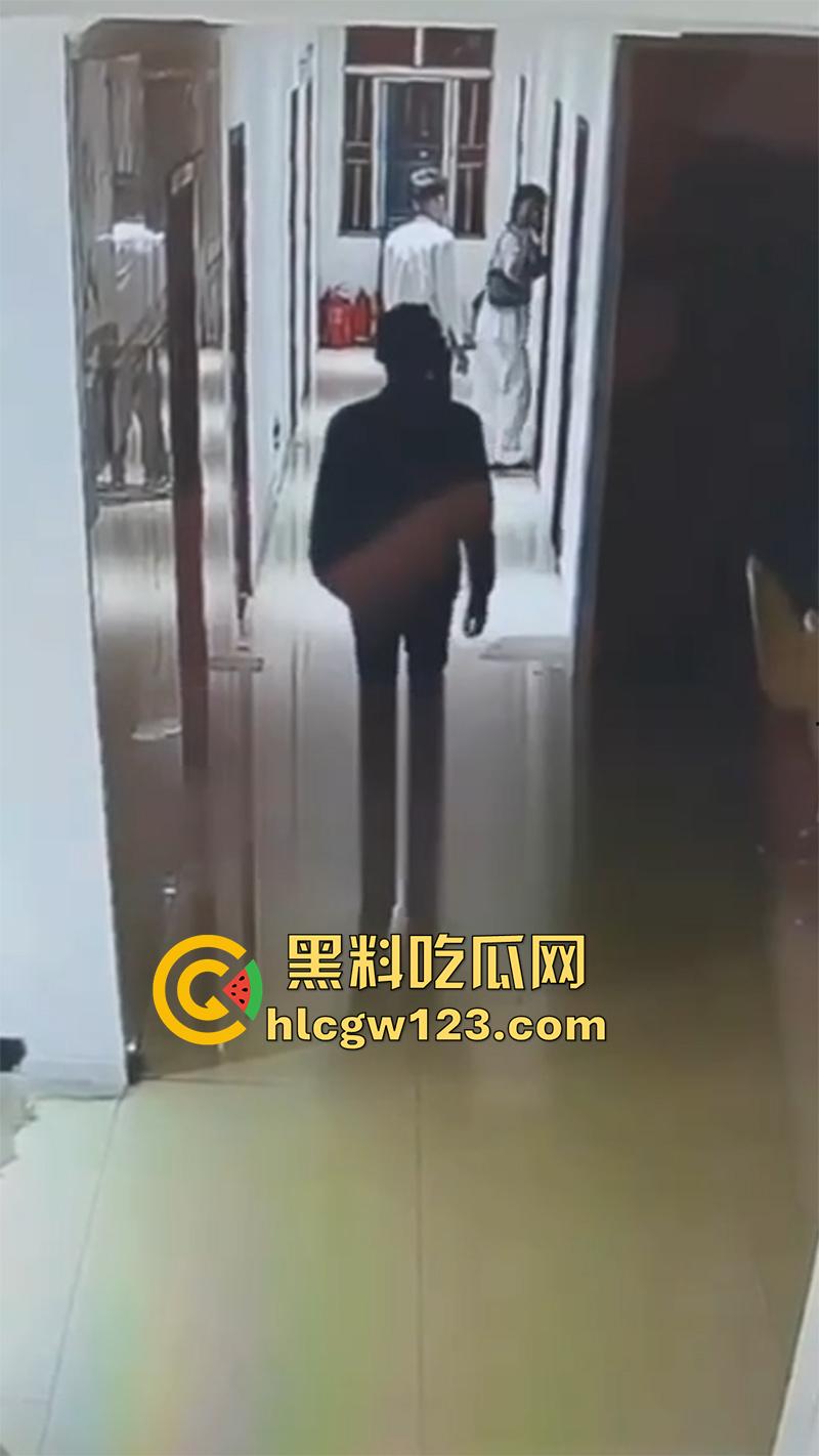 监控实拍捉奸现场,小伙约炮少妇酒店开房,还没进屋就被大哥当场逮住,一脚飞踢直接跑路!-4