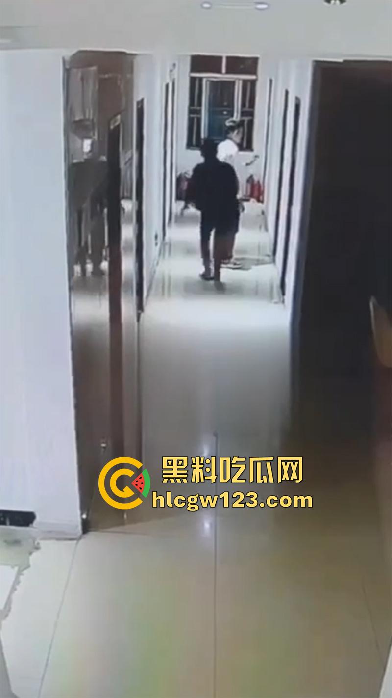 监控实拍捉奸现场,小伙约炮少妇酒店开房,还没进屋就被大哥当场逮住,一脚飞踢直接跑路!-5