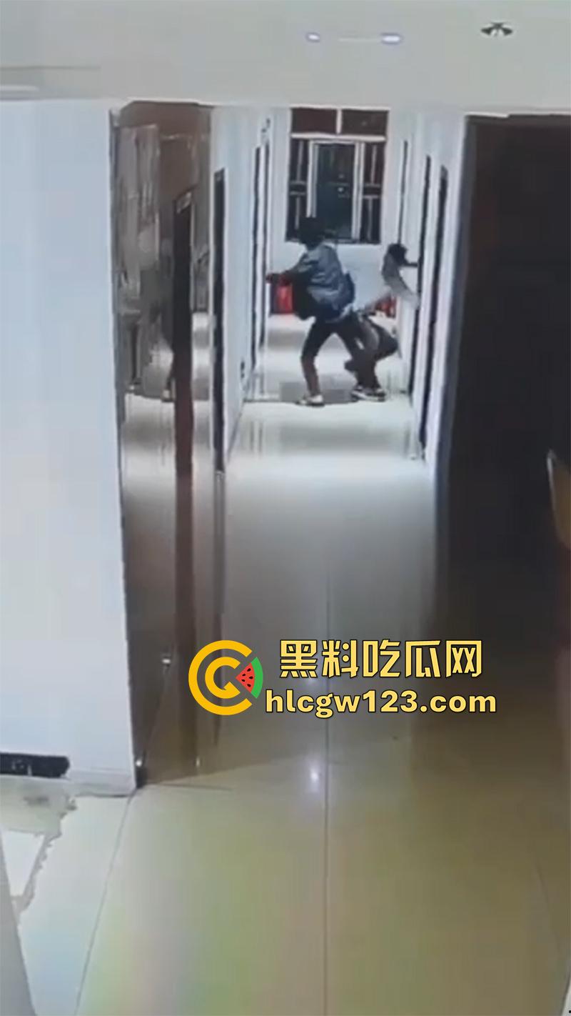 监控实拍捉奸现场,小伙约炮少妇酒店开房,还没进屋就被大哥当场逮住,一脚飞踢直接跑路!-6