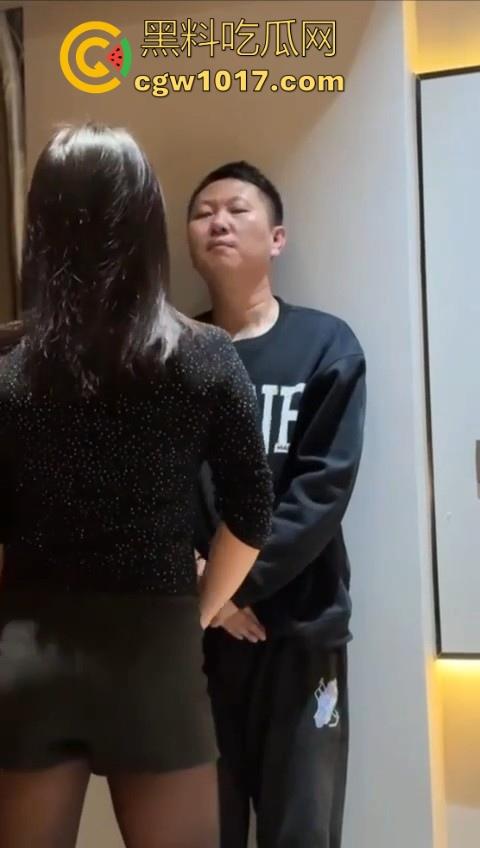 花钱买受虐？大哥特殊癖好曝光，狂砸大额让极品骚鸡骑脸抽他耳光，嘴巴肿成香肠还喊爽！-2