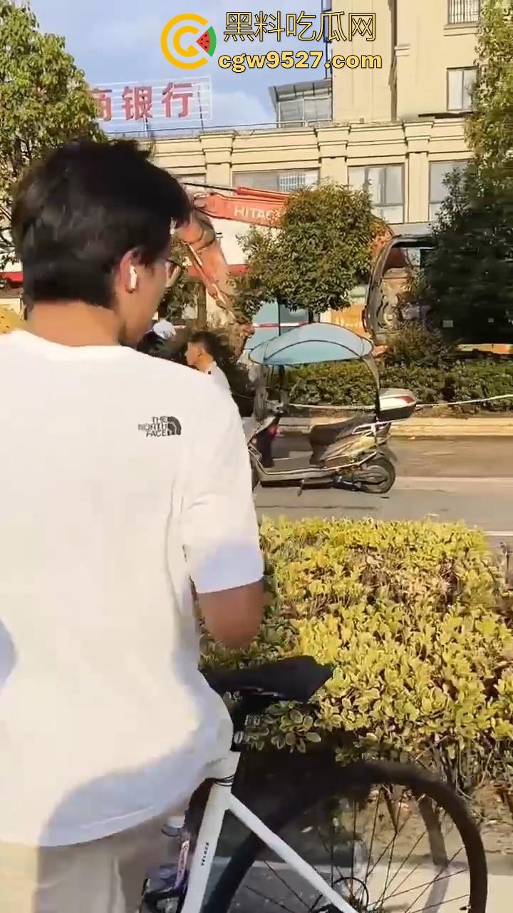 安徽霍山景秀蓝湾小区,一楼住户挖地下室导致整栋楼倾斜,整栋楼瞬间成为危房,遇上这种邻居也是倒了大霉!-6