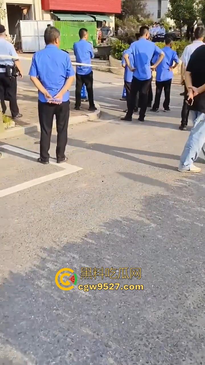 安徽霍山景秀蓝湾小区,一楼住户挖地下室导致整栋楼倾斜,整栋楼瞬间成为危房,遇上这种邻居也是倒了大霉!-7