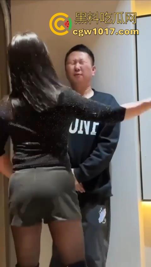 花钱买受虐？大哥特殊癖好曝光，狂砸大额让极品骚鸡骑脸抽他耳光，嘴巴肿成香肠还喊爽！-4